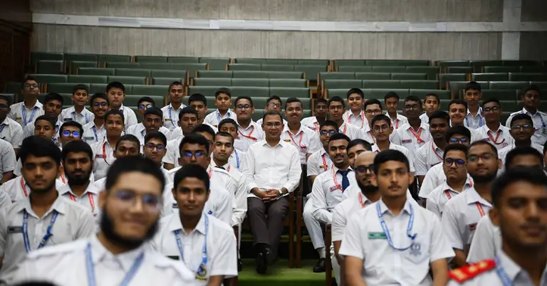 শিক্ষার্থীদের সঙ্গে প্রধানমন্ত্রীর শুভেচ্ছা বিনিময়